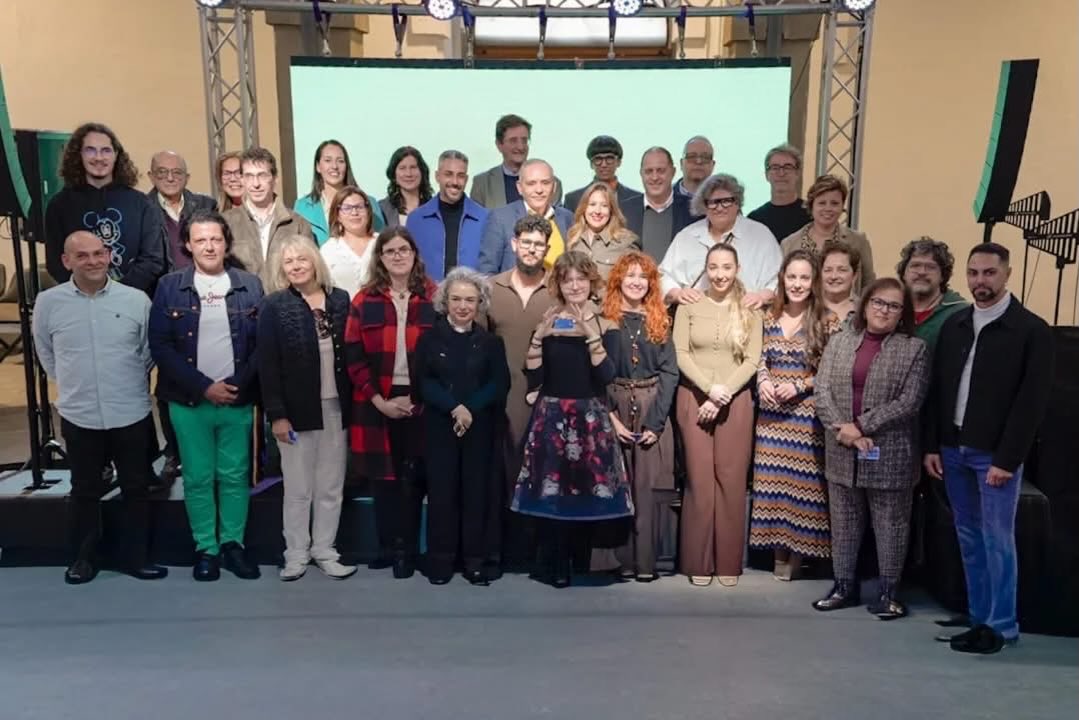 Nuestras felicitaciones a nuestros compañeros Lucy Peña y Moisés Pérez por apostar por lo nuestro y sumarse a esos nuevos 26 carnets de Artesanos entregados por el Cabildo de Tenerife …

…La acreditación, concedida tras un exigente proceso de evaluación en el MAIT, reconoce la maestría de los oficios tradicionales y refuerza el peso económico y cultural de la artesanía en la Isla