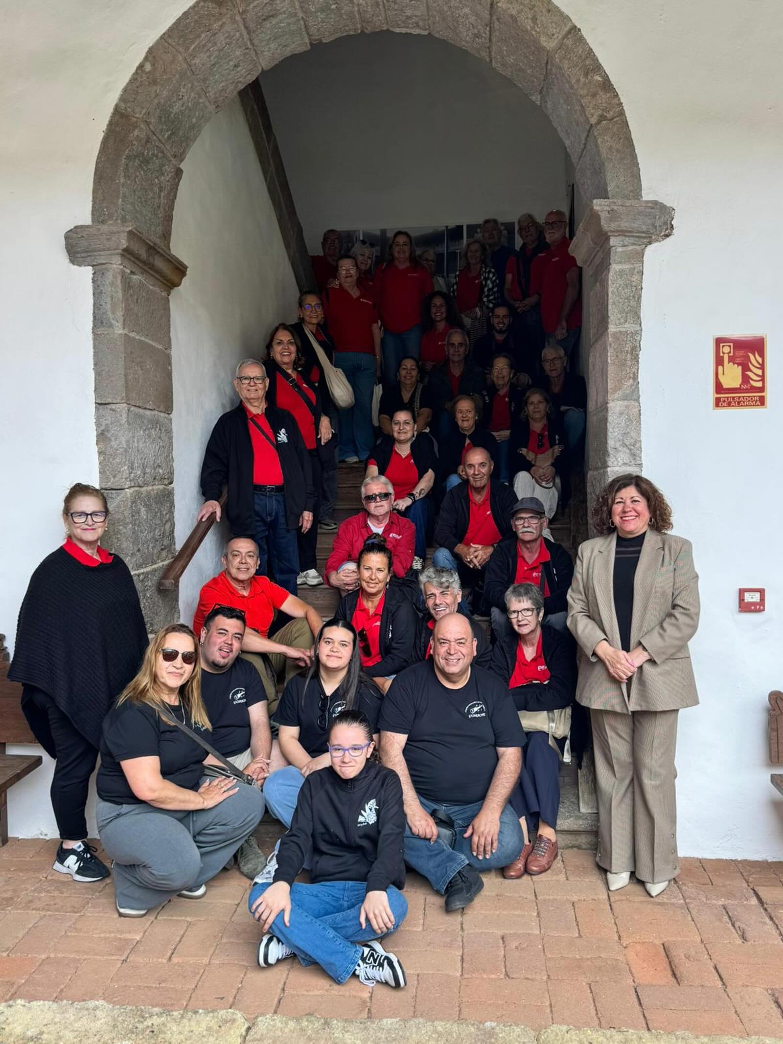 Aprovechando la visita a La Casa de La Cultura de Tacoronte  nuestros amigos de la A.C.F. Surco y Arado de Gáldar son recibidos por la alcaldesa María Sandra Izquierdo Fernández 

Este proyecto ha sido financiado con una subvención del Área de Cultura del Excmo. Ayuntamiento de la Ciudad de Tacoronte, que dirige la alcaldesa María Sandra Izquierdo Fernández ✨

#Tacoronte #Tradición #Folclore #Guarache #unidosporelfolclore