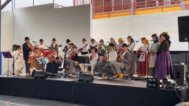 🎶 “Seguidillas de Gran Canaria ”

“𝙏𝙖𝙡𝙡𝙚𝙧 𝙄𝙣𝙛𝙖𝙣𝙩𝙞𝙡 𝙙𝙚 𝘽𝙖𝙞𝙡𝙚𝙨 𝙏𝙧𝙖𝙙𝙞𝙘𝙞𝙤𝙣𝙖𝙡𝙚𝙨 𝙙𝙚 𝙂𝙪𝙖𝙧𝙖𝙘𝙝𝙚” acompañando al “Taller Infantil y Juvenil de la E.M.F. de Tacoronte”

 Día de la Familia celebrado hoy en el IES Óscar Domínguez de Tacoronte 

#Tradición #Folclore #Guarache #Canarias #cantera unidosporelfolclore tacoronte DíadelaFamilia