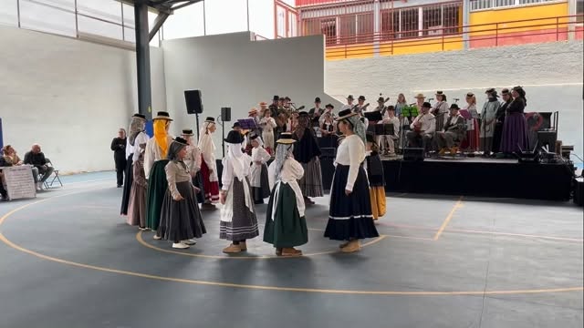 🎶 “El Duque de Cabras”

“𝙏𝙖𝙡𝙡𝙚𝙧 𝙄𝙣𝙛𝙖𝙣𝙩𝙞𝙡 𝙙𝙚 𝘽𝙖𝙞𝙡𝙚𝙨 𝙏𝙧𝙖𝙙𝙞𝙘𝙞𝙤𝙣𝙖𝙡𝙚𝙨 𝙙𝙚 𝙂𝙪𝙖𝙧𝙖𝙘𝙝𝙚” acompañando al “Taller Infantil y Juvenil de la E.M.F. de Tacoronte”

 Día de la Familia celebrado hoy en el IES Óscar Domínguez de Tacoronte 

#Tradición #Folclore #Guarache #Canarias #cantera unidosporelfolclore tacoronte DíadelaFamilia