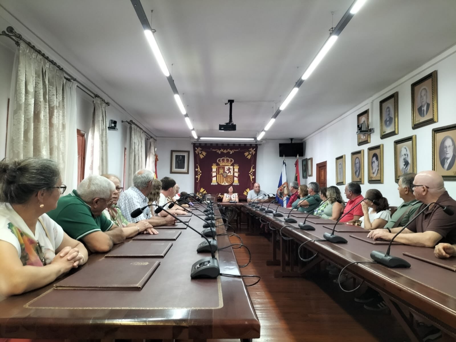 Aprovechando la visita al casco histórico de Tacoronte, nuestros amigos portugueses 🇵🇹 del Grupo Folclorico de Abitureiras son recibidos por la alcaldesa María Sandra Izquierdo Fernández y en la casa consistorial 

Recuerda que esta sábado participarán en el XXVI Festival Nacional de Folclore Guarache con el espectáculo “De la Vendimia… a San Andrés ”… un homenaje a los tiempos de antaño… donde los tratos se hacían de palabra... cuando los amores nacían entre vendimias... 

Este proyecto ha sido financiado con una subvención del Área de Cultura del Excmo. Ayuntamiento de la Ciudad de Tacoronte, que dirige la alcaldesa María Sandra Izquierdo Fernández ✨

#Tacoronte #Tradición #Folclore #Guarache #unidosporelfolclore