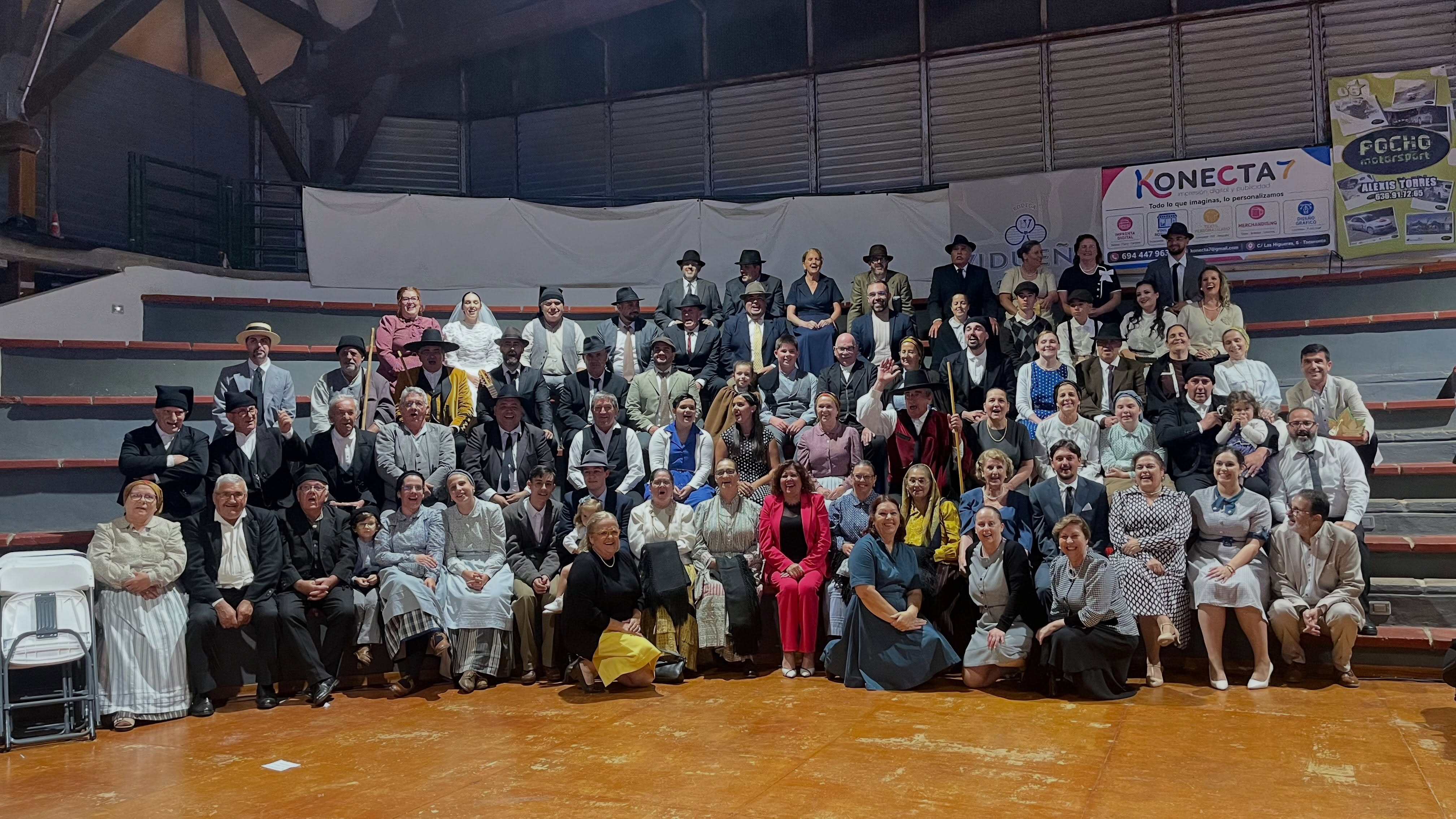 Esta foto representa todo lo que nos da el folclore, convivencia, intercambio cultural, amistad y el poder compartir con todos lo que nace en los ensayos, en nuestro día a día y en nuestra forma de vivirlo no sin pasar agotamiento, nervios, algún enfado jj pero que queda compensado cuando ves los resultados. 
Gracias Grupo Abitureiras de Santarém por participar en nuestro XXVI Festival Nacional de Folclore , a Pedro Díaz por aceptar el ser nuestro Componente Honorífico 2026, al Ayuntamiento de Tacoronte,  al público asistente y sobre todo a cada uno de los componentes y colaboradores de este grupo Guarache que muy pronto cumplirá 39 años llevando nuestra música y bailes.
Seguiremos mientras hayan fuerzas y ganas.🎶❤️
Suso López (Presidente).