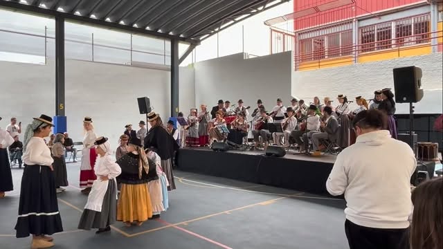 🎶 “Polka de Fuerteventura ”

“𝙏𝙖𝙡𝙡𝙚𝙧 𝙄𝙣𝙛𝙖𝙣𝙩𝙞𝙡 𝙙𝙚 𝘽𝙖𝙞𝙡𝙚𝙨 𝙏𝙧𝙖𝙙𝙞𝙘𝙞𝙤𝙣𝙖𝙡𝙚𝙨 𝙙𝙚 𝙂𝙪𝙖𝙧𝙖𝙘𝙝𝙚” acompañando al “Taller Infantil y Juvenil de la E.M.F. de Tacoronte”

 Día de la Familia celebrado hoy en el IES Óscar Domínguez de Tacoronte 

#Tradición #Folclore #Guarache #Canarias #cantera unidosporelfolclore tacoronte DíadelaFamilia